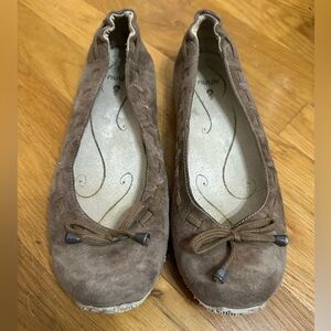 Women’s Suede Ahnu close toe ballet flat shoe mocha size 7 GUC